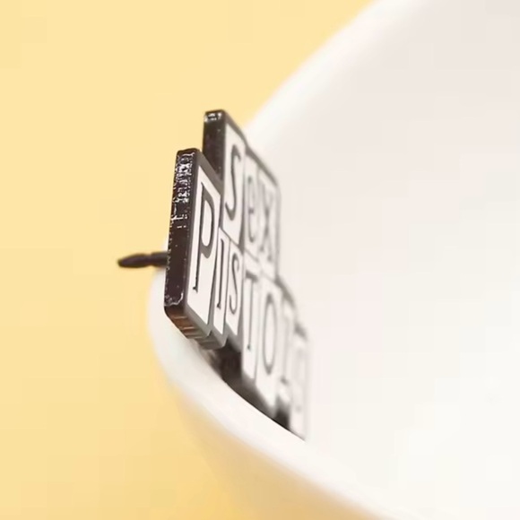 Sex Pistols Logo Enamel Pin Lapel English Punk Rock Brooch Pin - Picture 3 of 9